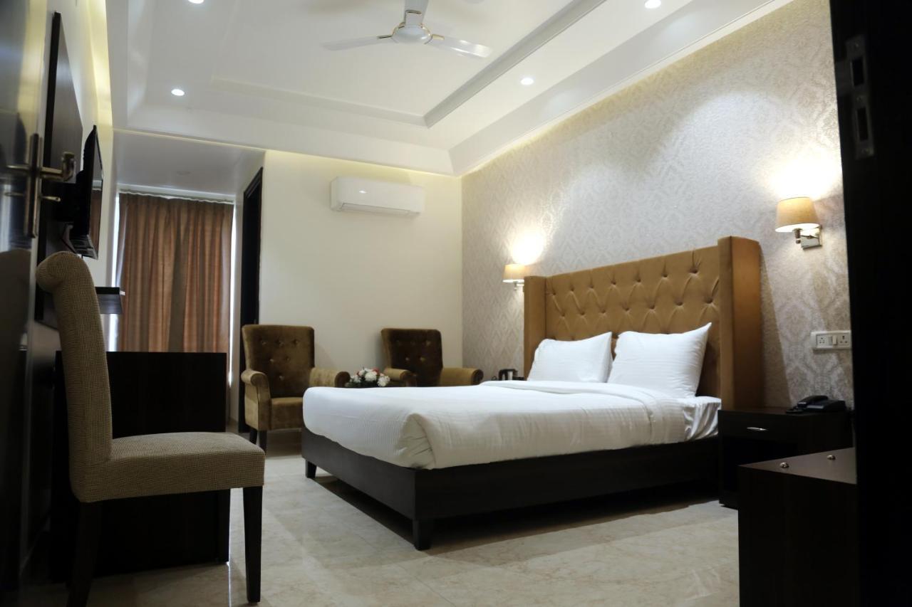 Awadh Inn Noida Exterior foto