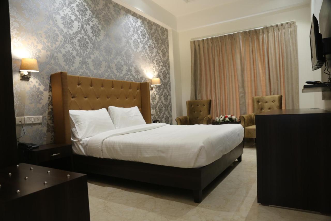 Awadh Inn Noida Exterior foto